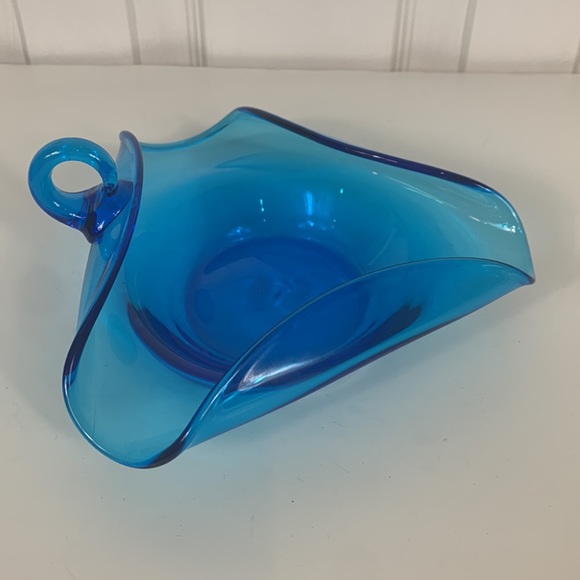 Vintage MCM blue hand blown dish with curved edges and handle. - Picture 4 of 6
